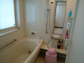 House | Bathroom | Separate tub and shower, free toiletries, hair dryer, slippers