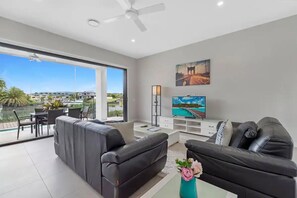 Rumah Khas | Area keluarga | TV layar datar