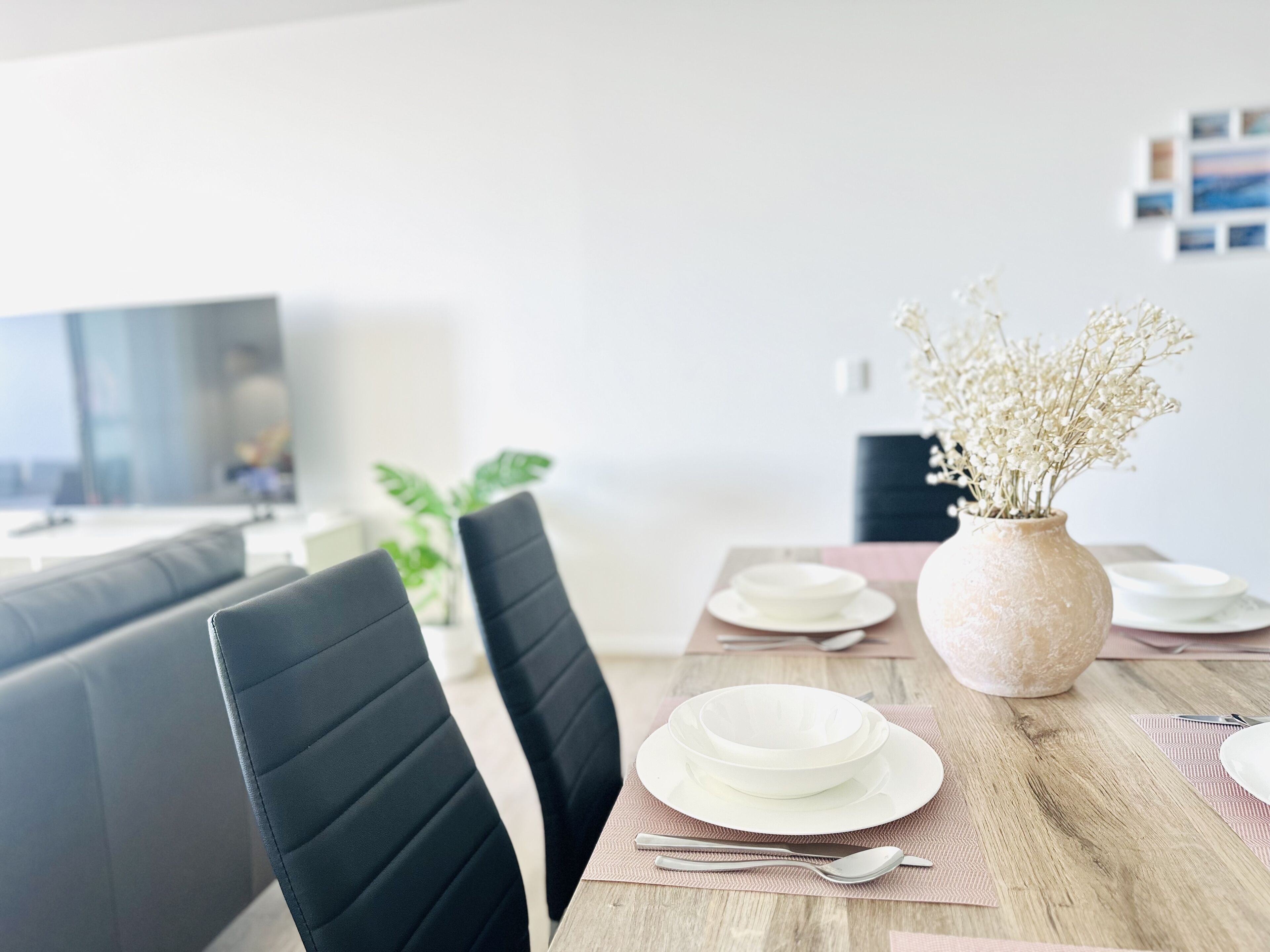 Departamento Prestigio, vista al canal | Escritorio, insonorización y tabla de planchar con plancha 