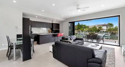 The Peninsula at Hope Island