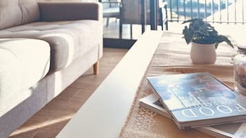 Appartamento Signature, vista canale | Con arredamento individuale, una scrivania, insonorizzazione