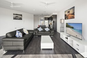 Townhouse, 3 kamar tidur | Ruang keluarga | TV layar datar