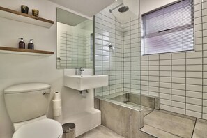 Căn hộ Cao cấp, 2 phòng ngủ, quang cảnh núi | Phòng tắm | Buồng tắm vòi sen, đồ dùng nhà tắm miễn phí, máy sấy tóc, khăn tắm