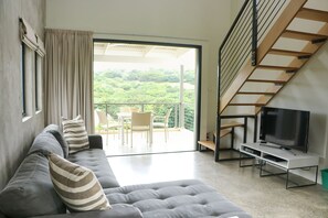 디럭스 아파트, 침실 3개, 금연 | 거실 | 평면 TV