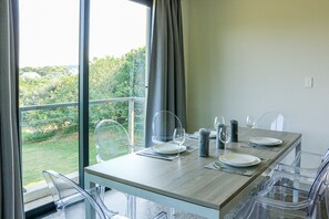 高级公寓, 3 间卧室 | 客房内用餐