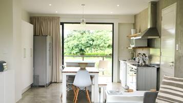 Refrigerador con freezer, microondas, horno, placa de cocina