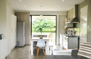 Großer Kühlschrank, Mikrowelle, Ofen, Herdplatte