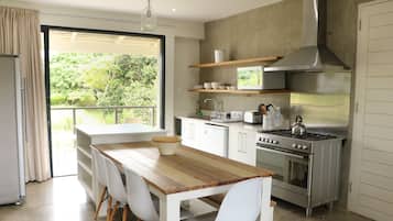 Refrigerador con congelador, microondas, horno y parrilla de estufa