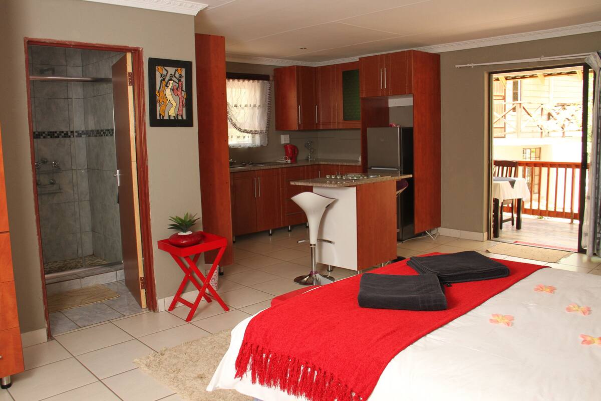 Casa de campo luxo, 1 quarto, vista para a piscina, ao lado da piscina | 1 quarto, roupas de cama premium, individualmente decorados