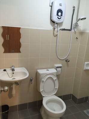 Dusche, kostenlose Toilettenartikel, Handtücher