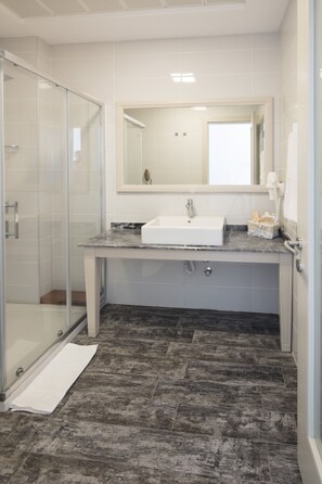 Deluxe Double Room, Sea View | Bathroom sink