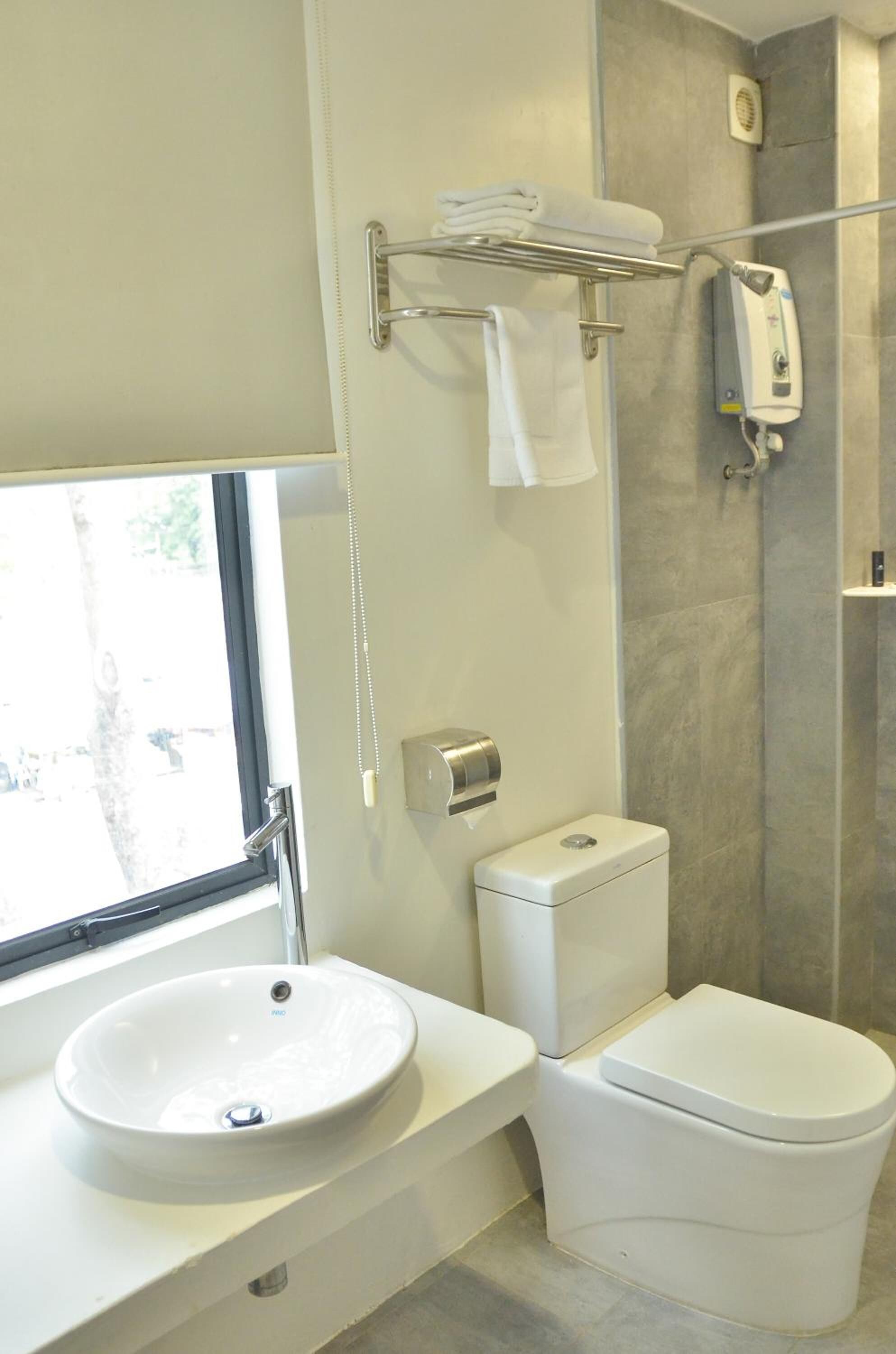 Shower, free toiletries, bidet, towels