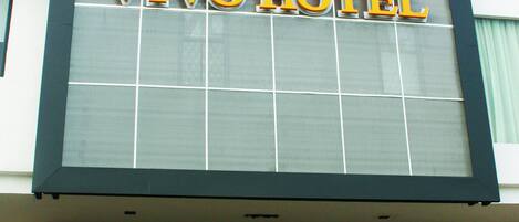 A hotel sign with the name "VIVO HOTEL" and a crown symbol.