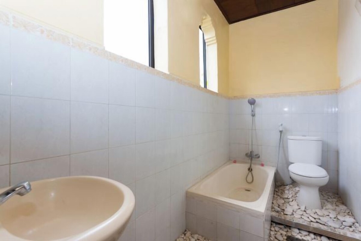 Bathroom | Shower, free toiletries, towels