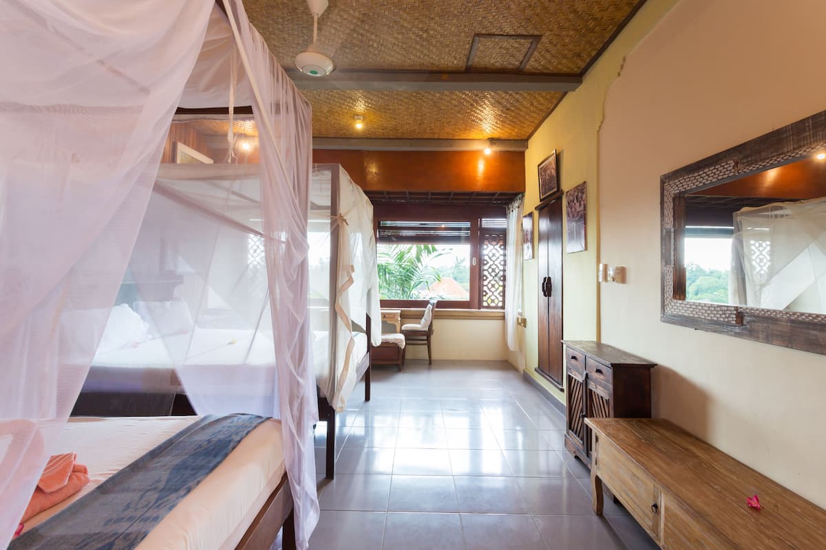 Family Double Room | Desk, bed sheets