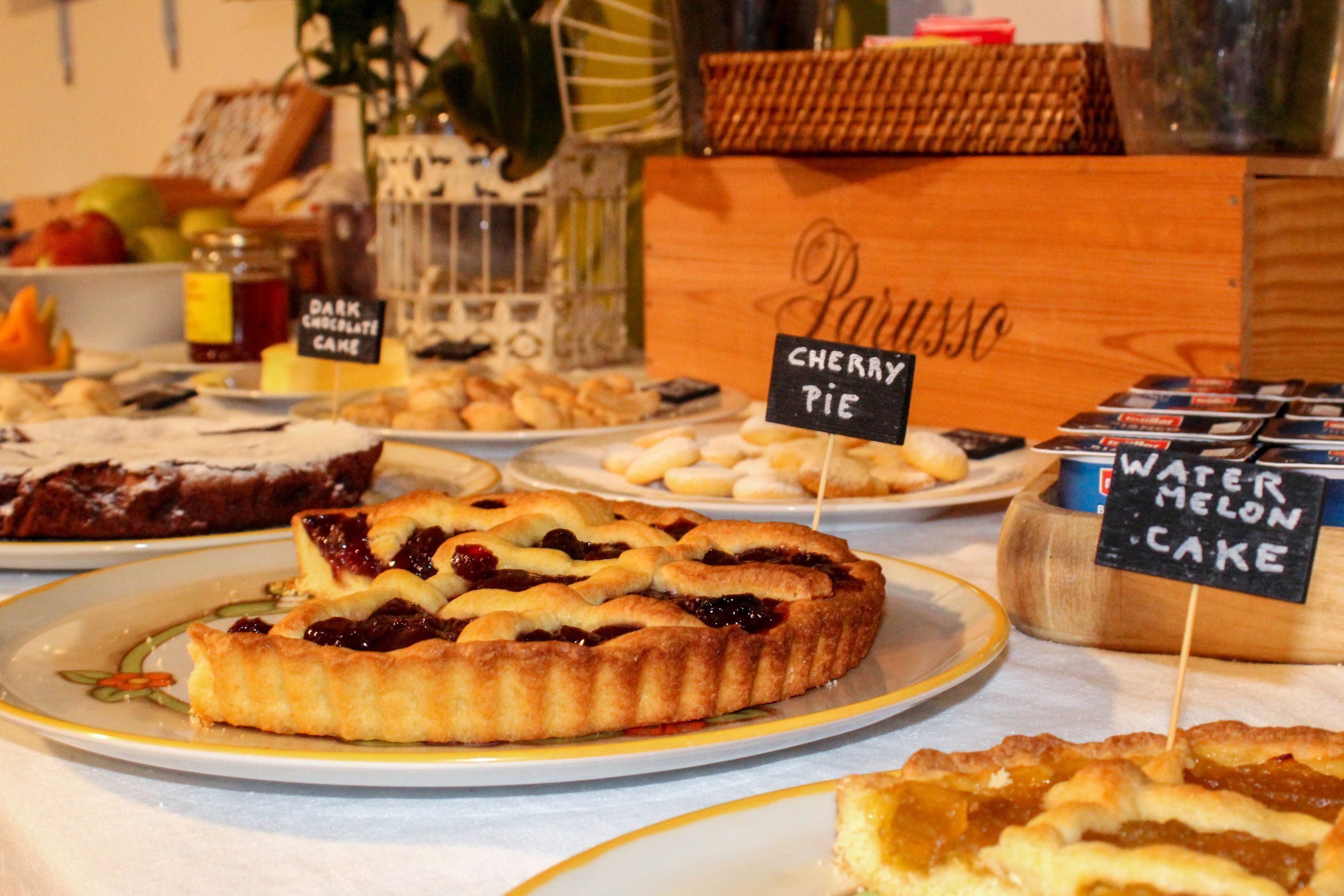 Eine Auswahl an Desserts mit verschiedenen Kuchen und Torten, darunter Kirschtorte und Wassermelonen-Kuchen.