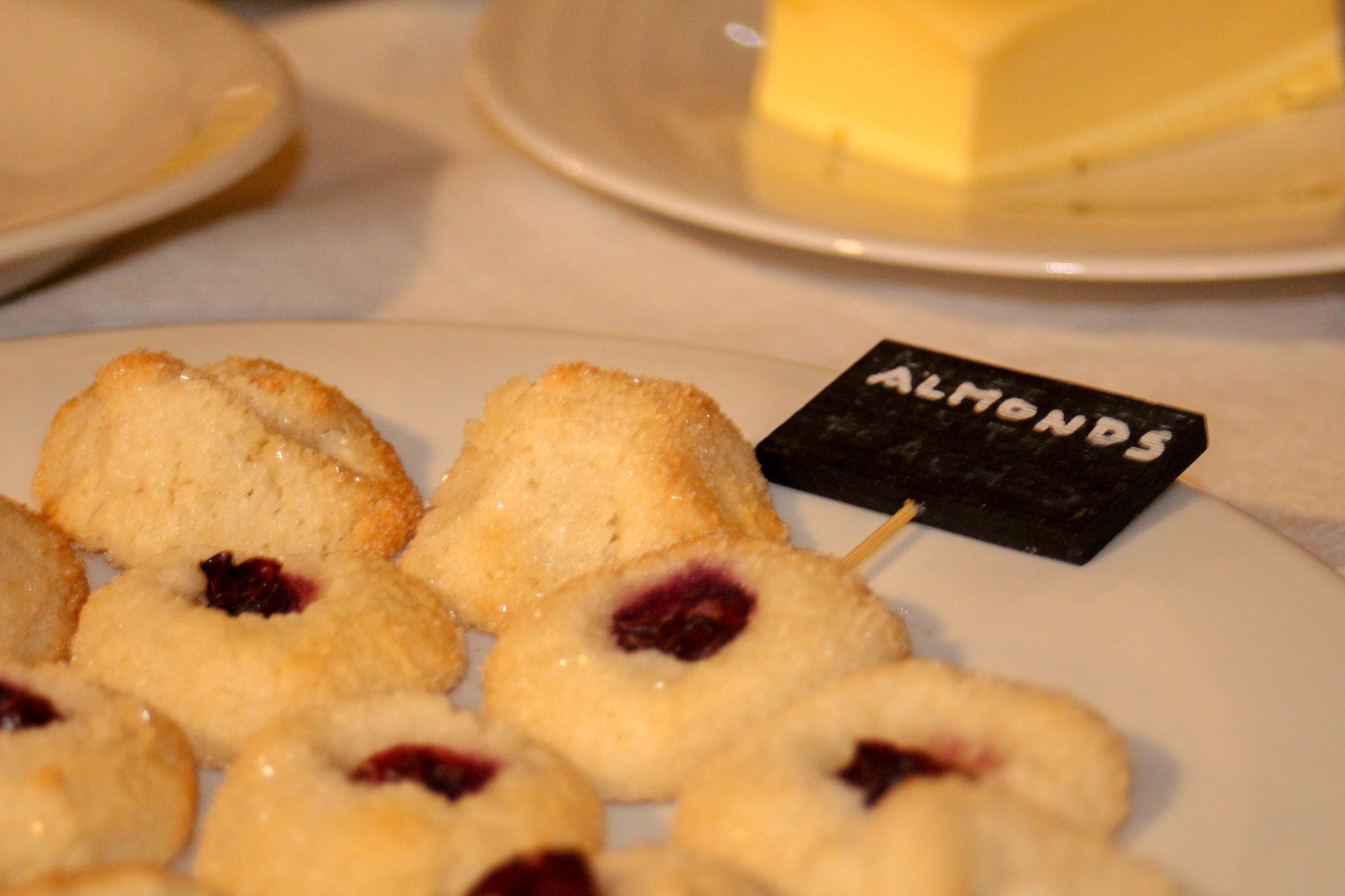 Un plato con galletas de almendras y una tarjeta que dice 'ALMENDRAS'.