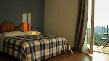 標準雙人房, 陽台, 山景 | 書桌、遮光布/窗簾、免費無線上網、床單