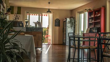 Free daily buffet breakfast