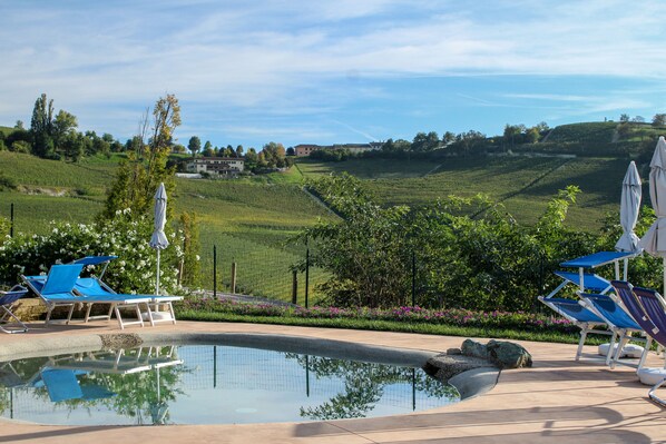 Een seizoensgebonden buitenzwembad