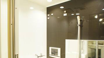 Combined shower/bathtub, free toiletries, bathrobes, slippers