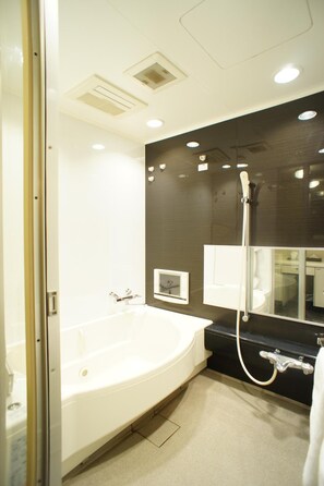 Combined shower/tub, free toiletries, bathrobes, slippers - Hotel Free Style (Kofu)