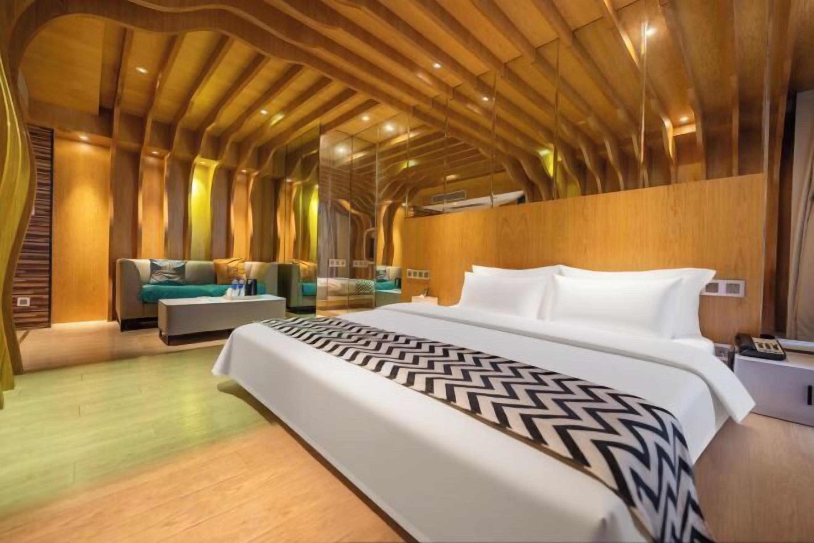 Frigobar, cofres nos quartos, escrivaninha, cortinas blackout