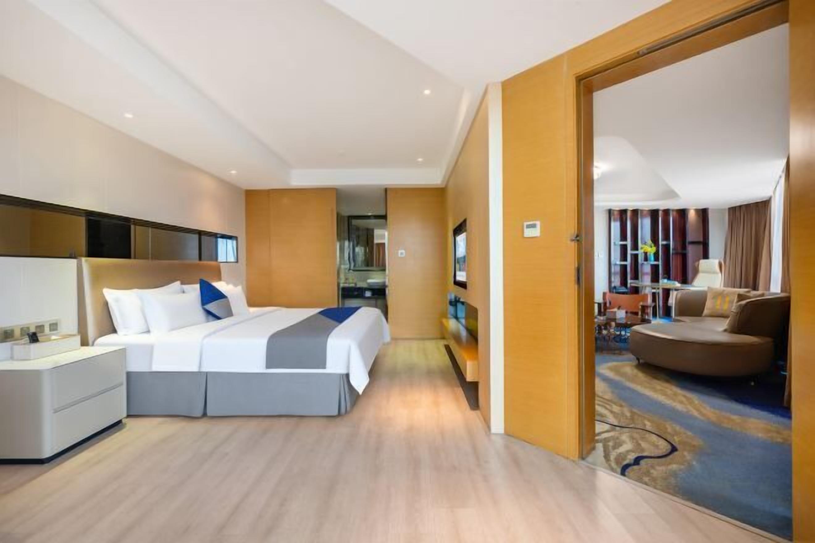 Minibar, brankas, meja kerja, dan tirai kedap cahaya