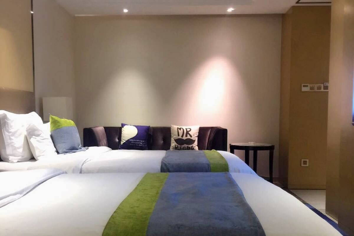 Habitación Signature con 2 camas individuales | Minibar, caja fuerte, escritorio y cortinas opacas