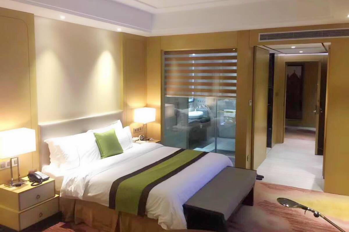 Habitación Signature doble | Minibar, caja fuerte, escritorio y cortinas opacas