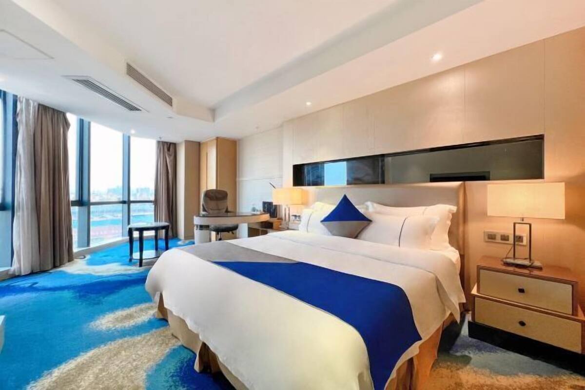 Minibar, in-room safe, desk, blackout curtains