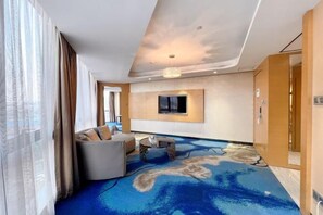 Minibar, safe på rommet, skrivebord og blendingsgardiner