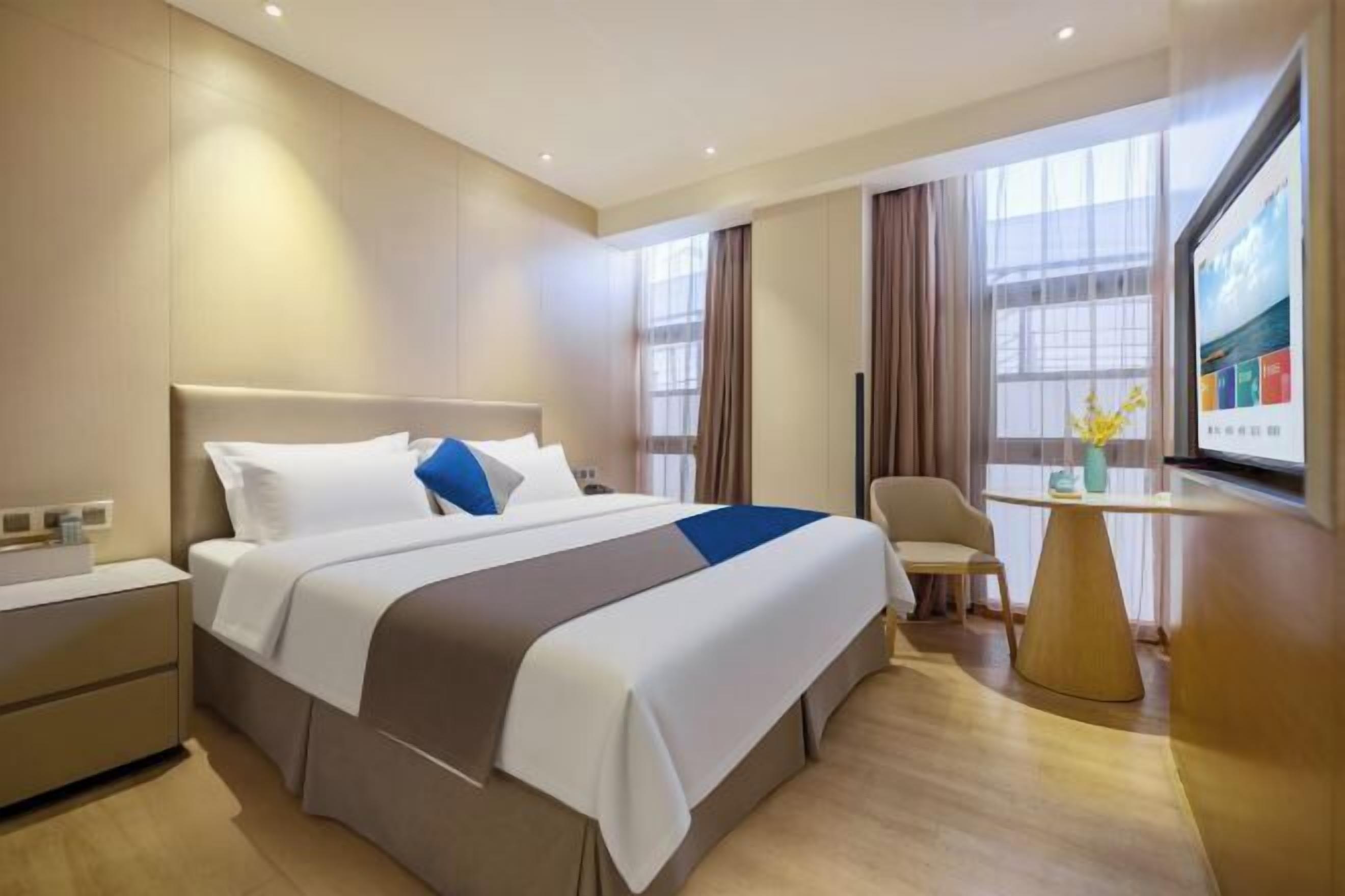 Minibar, brankas, meja kerja, dan tirai kedap cahaya