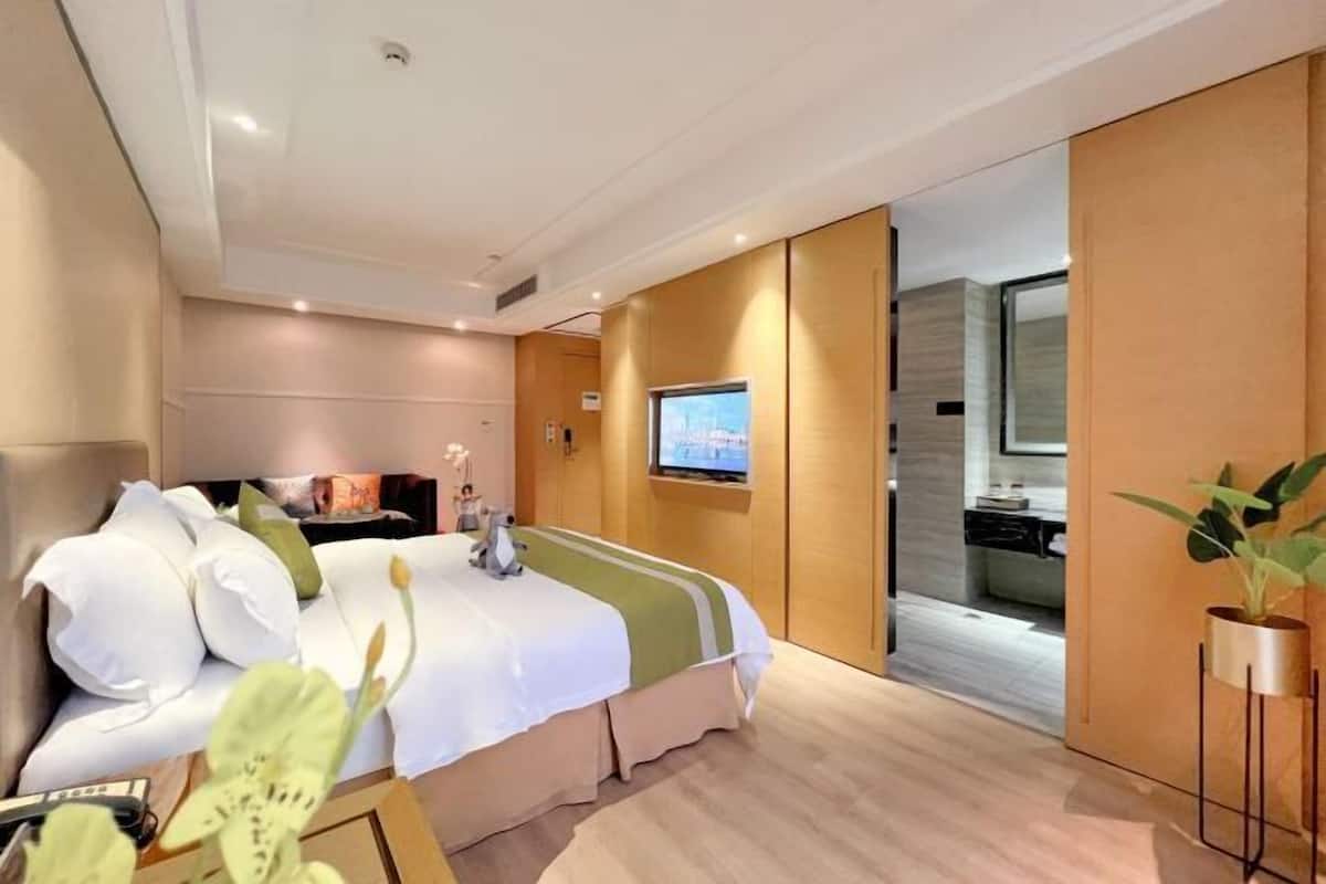 Een minibar, een kluis op de kamer, een bureau, verduisterende gordijnen