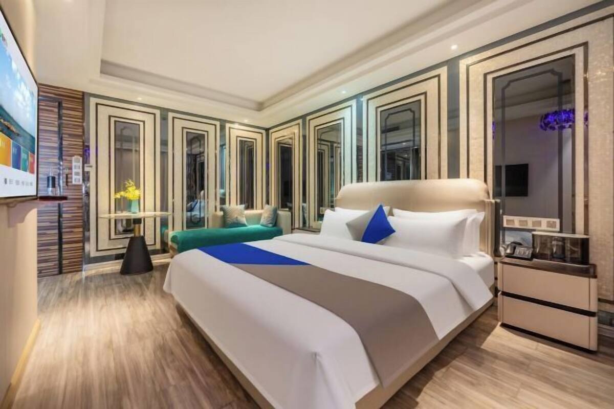 Minibar, in-room safe, desk, blackout drapes