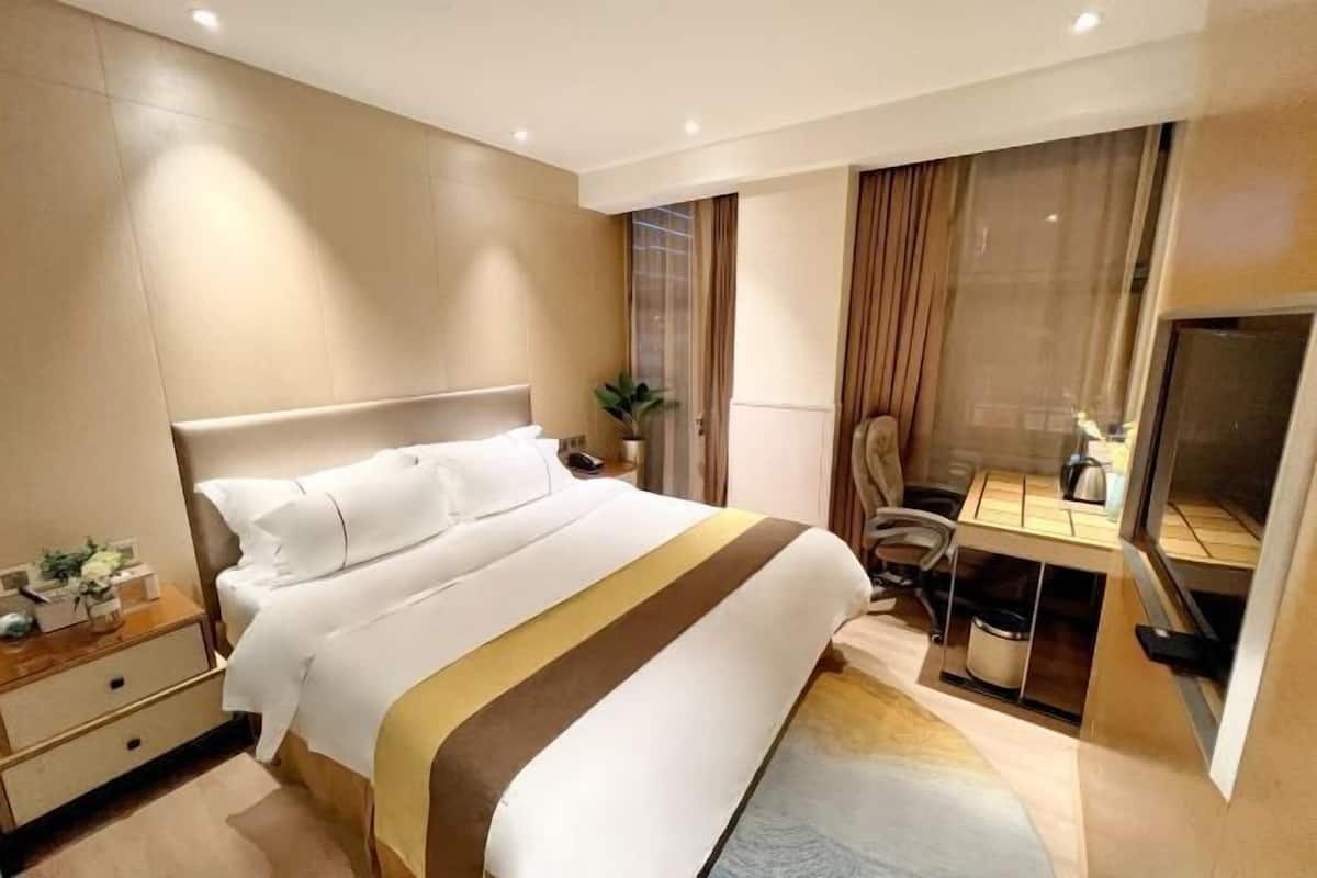 Een minibar, een kluis op de kamer, een bureau, verduisterende gordijnen