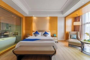 Minibar, safe på rommet, skrivebord og blendingsgardiner