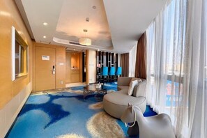 Minibar, safe på rommet, skrivebord og blendingsgardiner