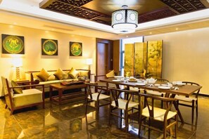 Frokost, lunsj og middag serveres