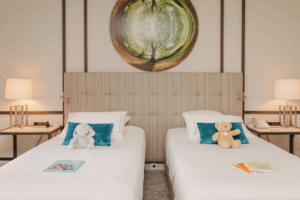 客房, 连通房, 花园景观 | 高档床上用品、迷你吧（备有免费物品）、客房内保险箱、办公桌