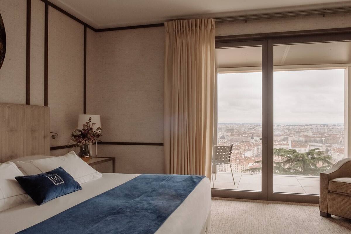 客房, 城市景观 (Lyon) | 高档床上用品、迷你吧（备有免费物品）、客房内保险箱、办公桌