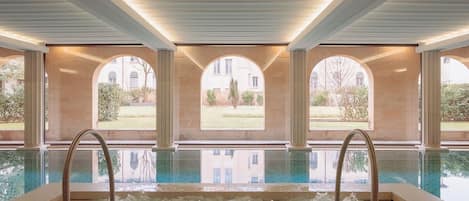 Bañera de hidromasaje interior