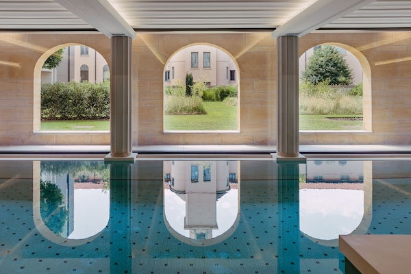 Piscina interna, funciona das 7h às 22h, espreguiçadeiras