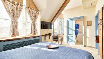 Minibar, in-room safe, soundproofing, free WiFi
