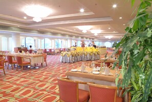 Breakfast, lunch and dinner served