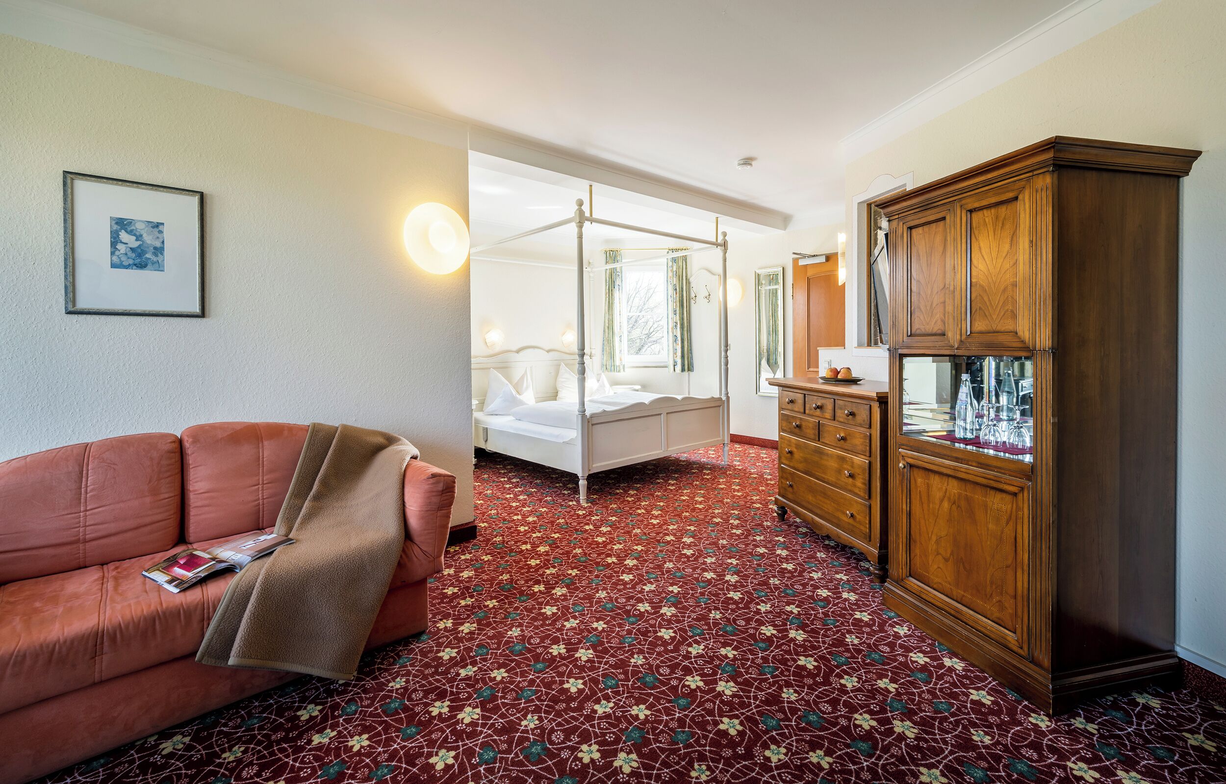 grand double room | living area | flat-screen tv, ping pong, books