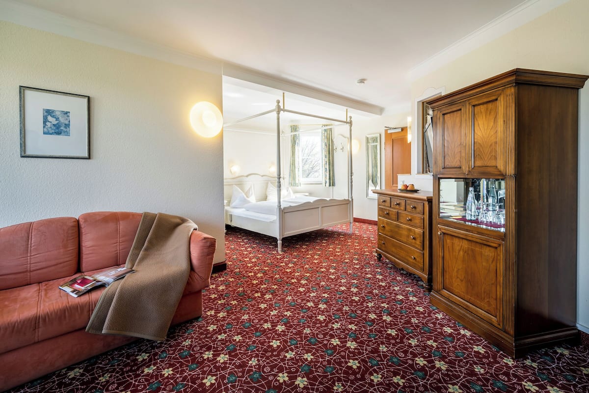 grand double room | living area | flat-screen tv, ping pong, books