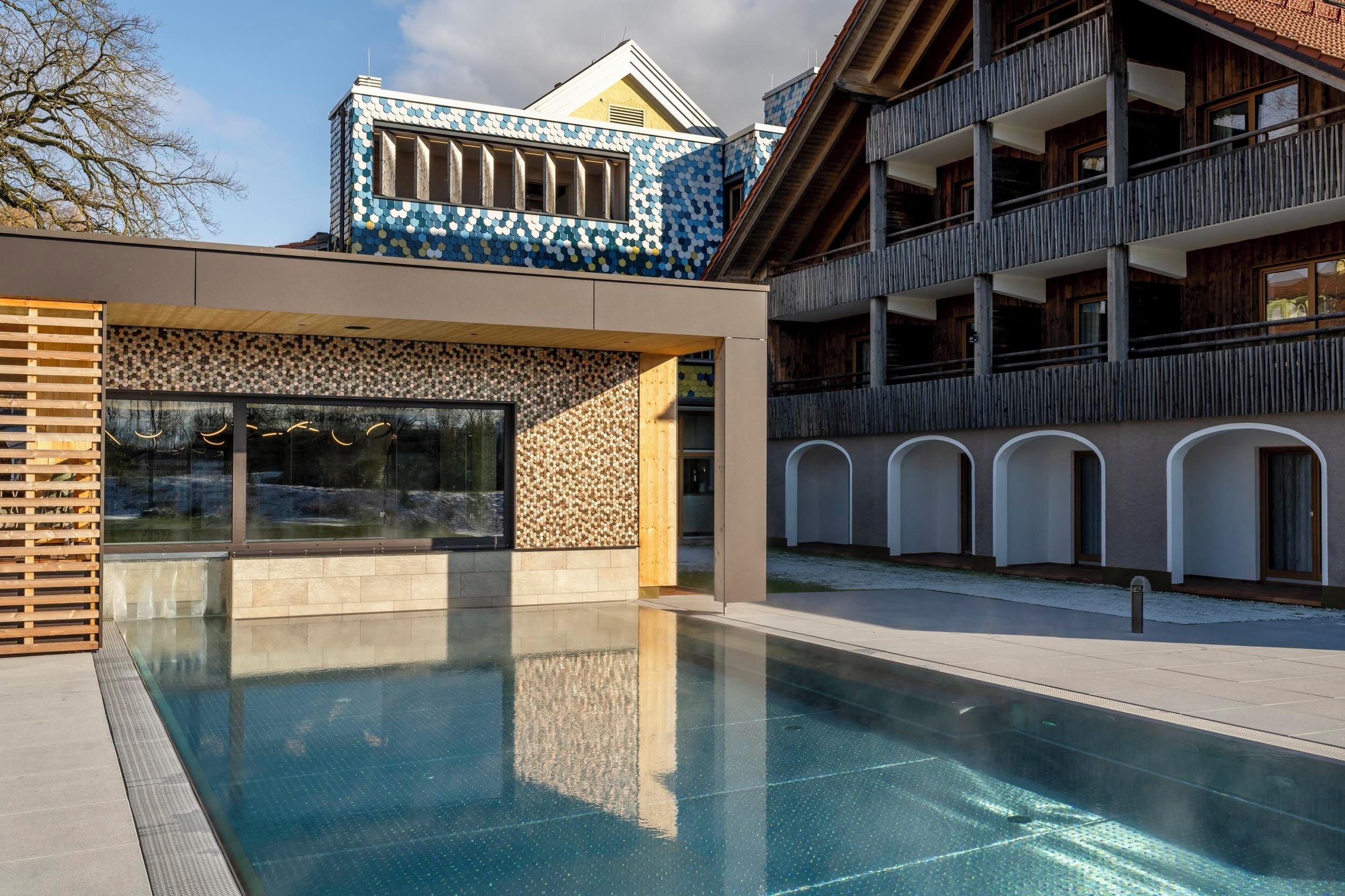 Innenpool, Außenpool, Sonnenschirme, Liegestühle