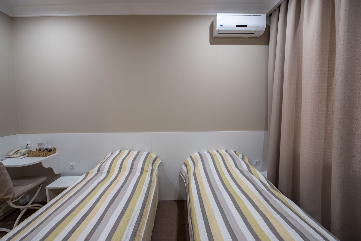 Comfort İki Ayrı Yataklı Oda, 2 Tek Kişilik Yatak | Masa, ses yalıtımı, ücretsiz kablosuz İnternet, çarşaf takımı