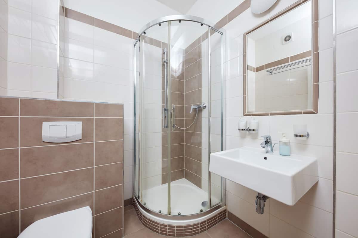 Amenidades de baño gratuitas, secadora de cabello, toallas
